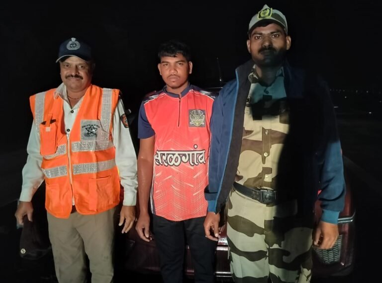 Police officer Sopan Hole and his Team